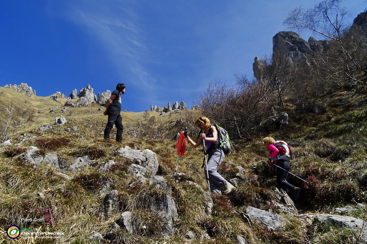 23 Usciti dal bosco il panorama si apre.JPG -                                